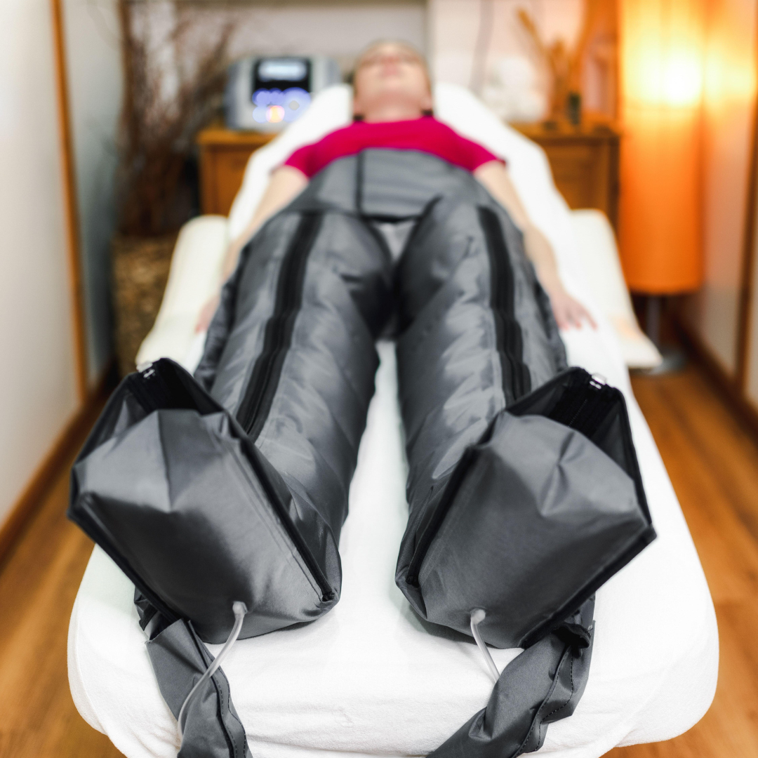 femme qui fait un traitement de pressotherapie pour retention eau